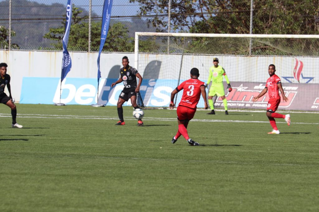 En el regreso de la LFP panameña el Club Atlético Independiente goleó a un  pobre UMECIT que no puso resistencia